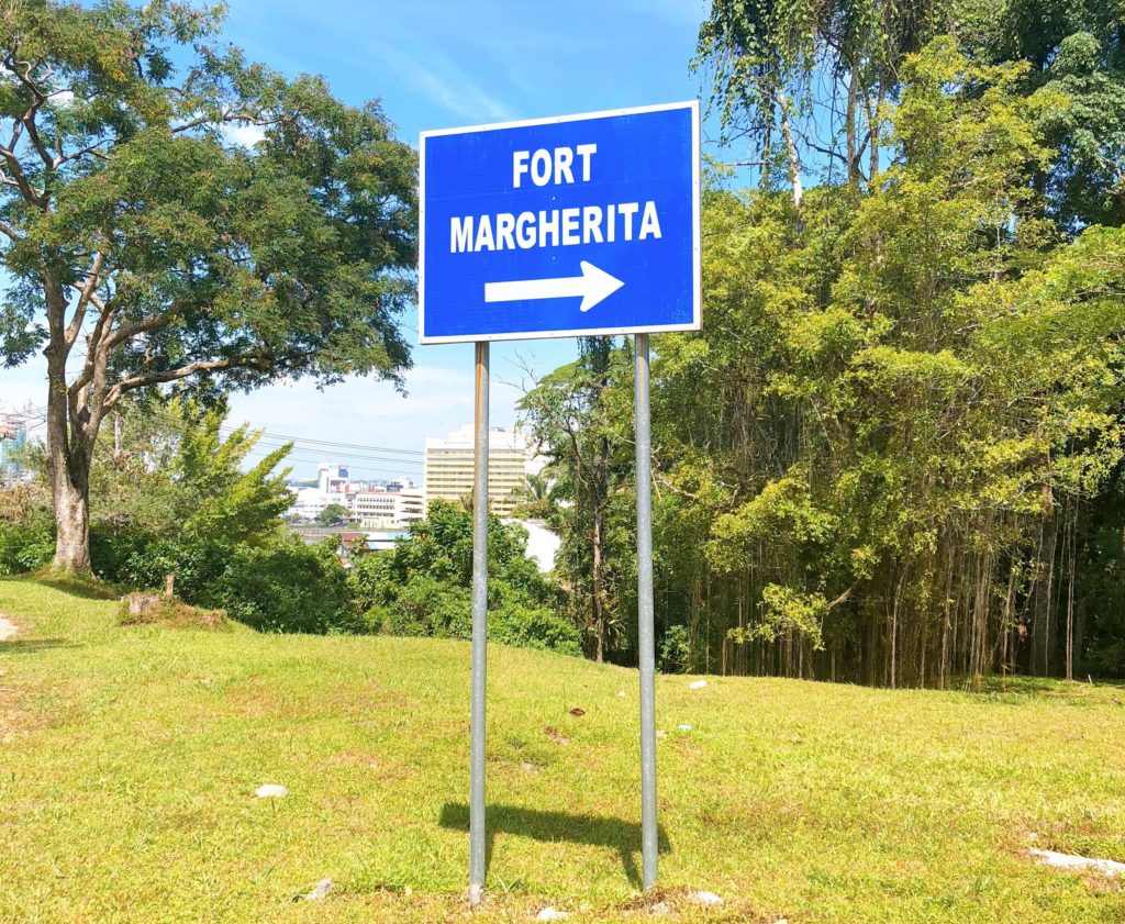 マルゲリータ砦への案内板3